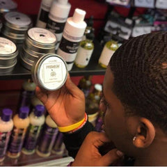 Texture crème Wolfin Pomade : application fluide et contrôle précis de la coiffure.