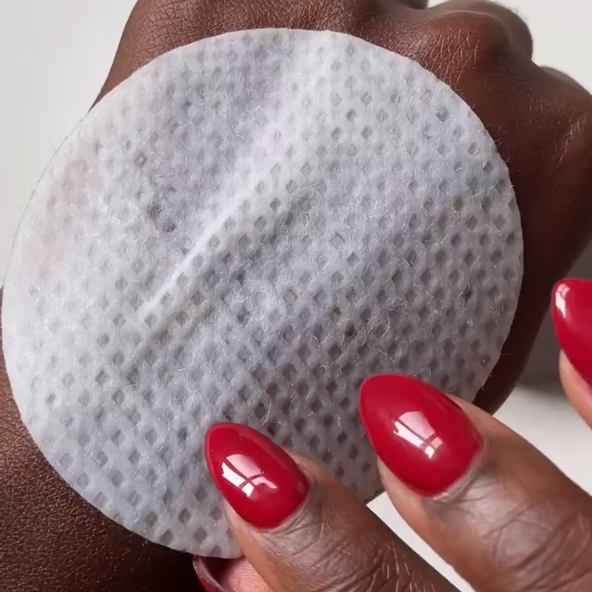COLLEEN ROTHSCHILD Glycolic Peel Pads: setup spa à domicile avec serviette et ambiance réconfortante.