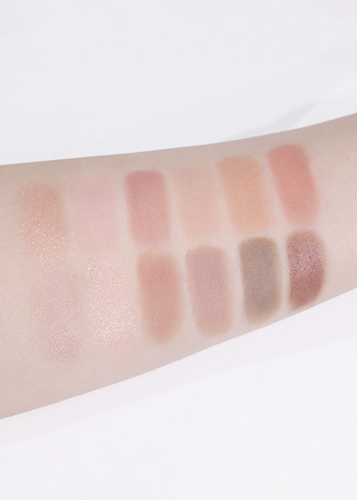 COLORGRAM Pin Point Eyeshadow: teinte pêche-corail brillante pour un fini lumineux.