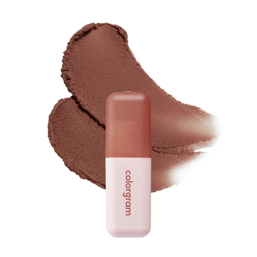 COLORGRAM Nude Blur Tint 08 Hip Chocolate sur les lèvres pour un fini velouté.