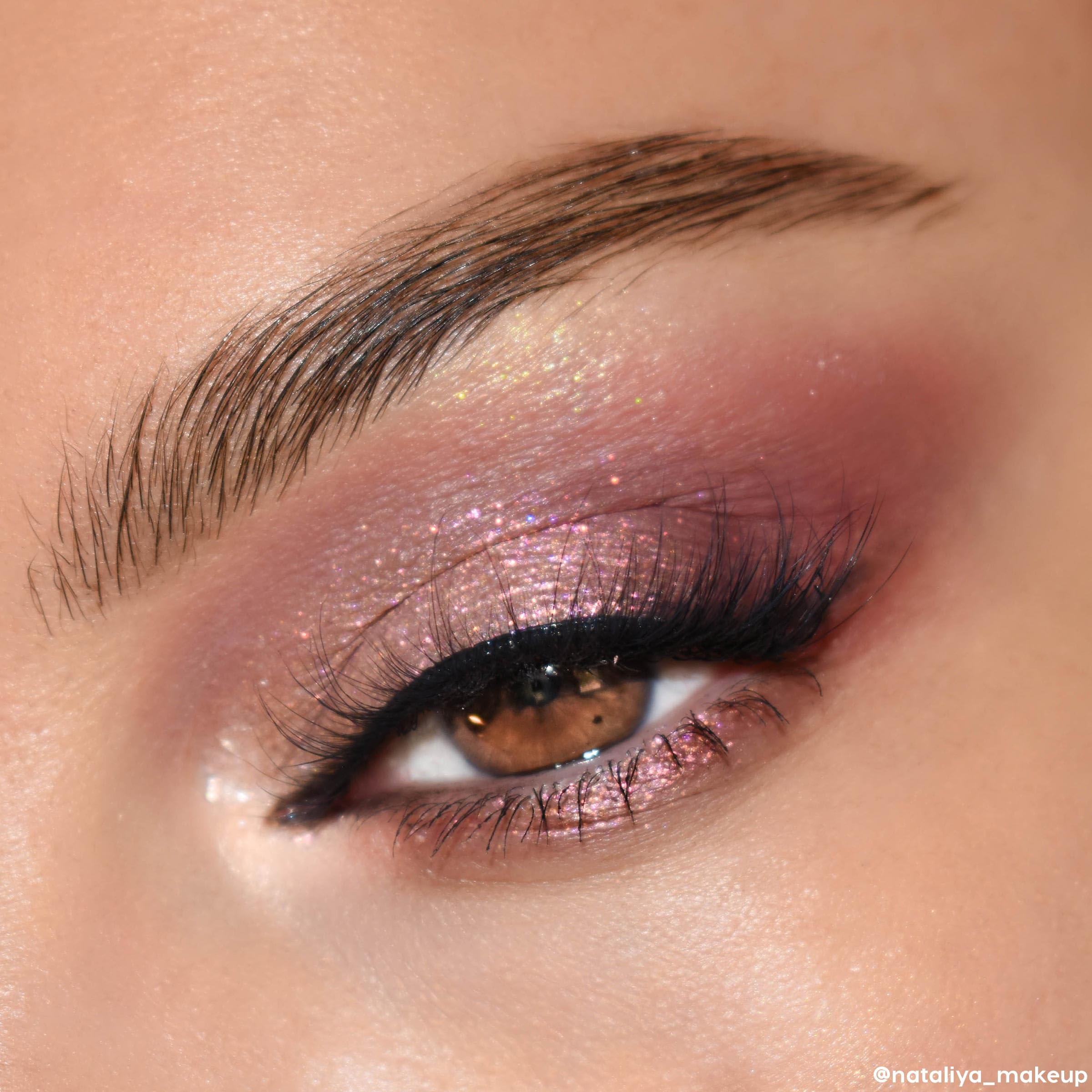 Fini pearlescent et glitter ColourPop After Hours pour un effet multidimensionnel.
