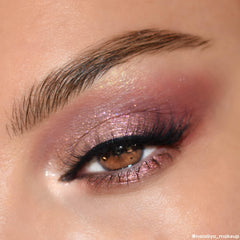 Fini pearlescent et glitter ColourPop After Hours pour un effet multidimensionnel.
