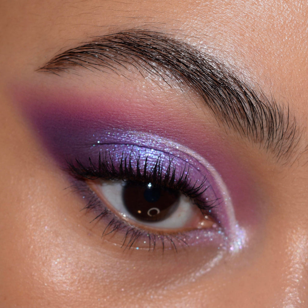 Pinceaux et application ColourPop All Amethyst pour un rendu précis.