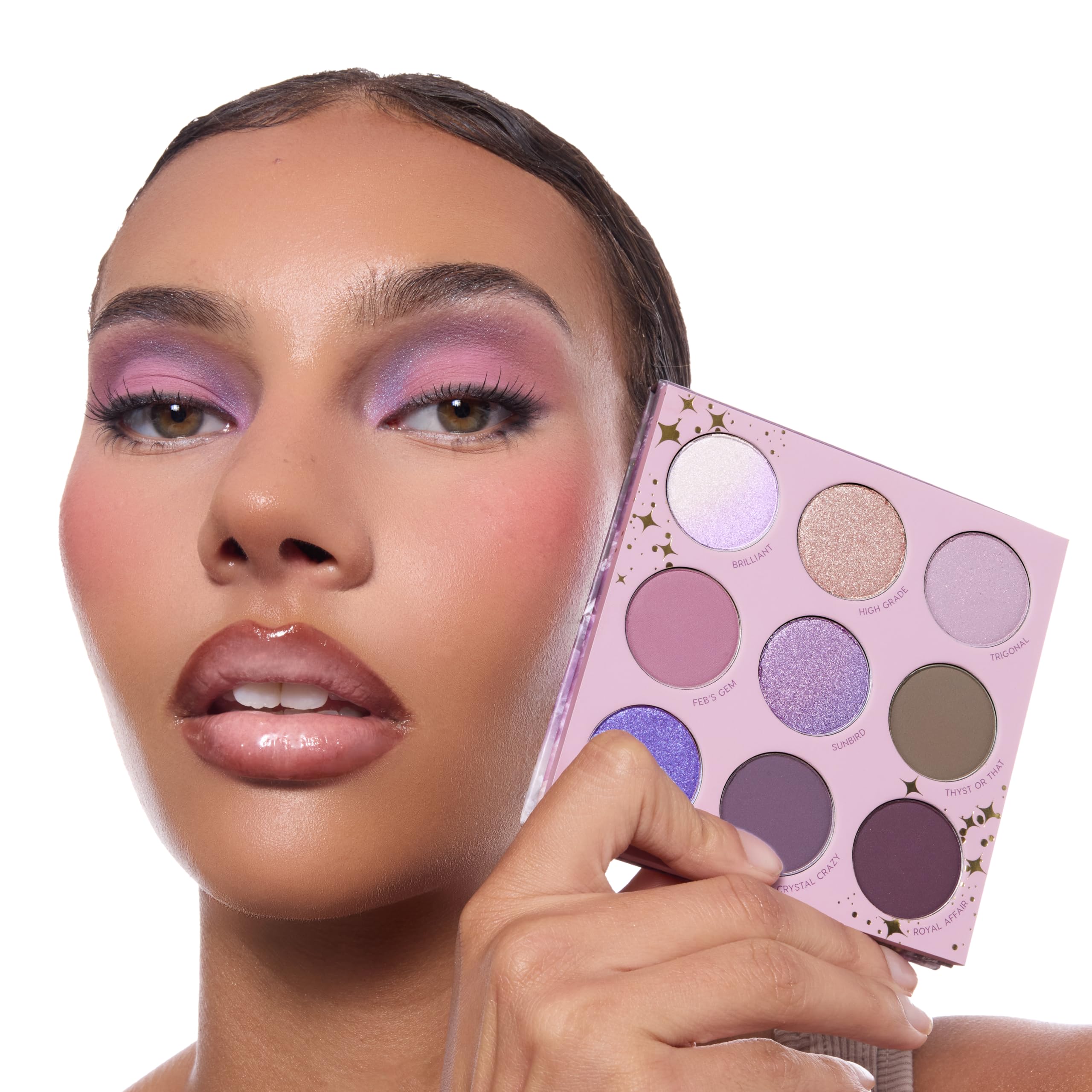 Texture métallique opalescente ColourPop All Amethyst, reflets changeants selon la lumière.