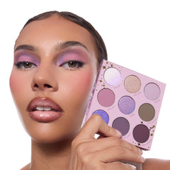 Texture métallique opalescente ColourPop All Amethyst, reflets changeants selon la lumière.