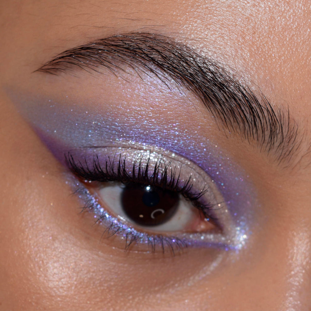 Look jour à nuit avec ColourPop All Amethyst, intensité modulable.