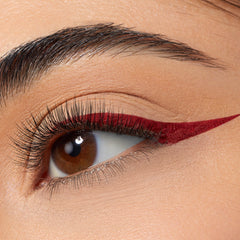 Liner BFF ColourPop application douce pour des traits sans effort.