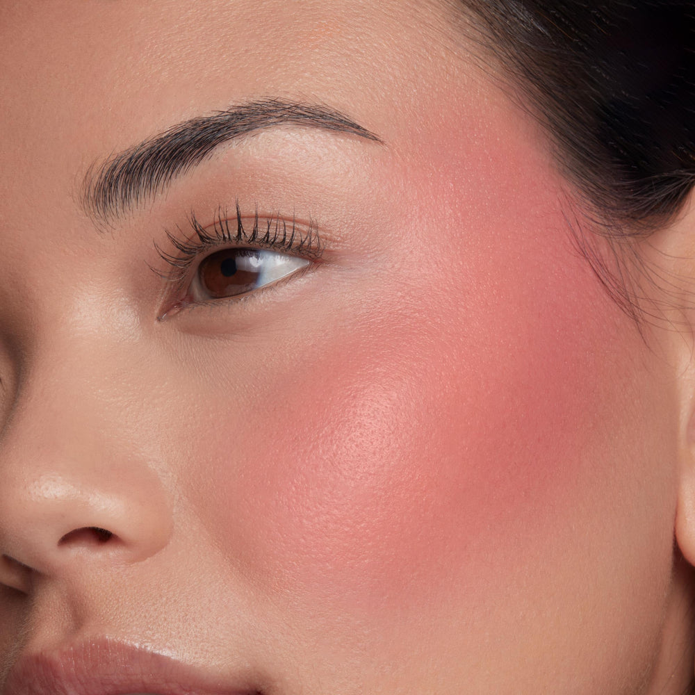 Application ColourPop Blush Liquide sur les joues pour un glow sain.