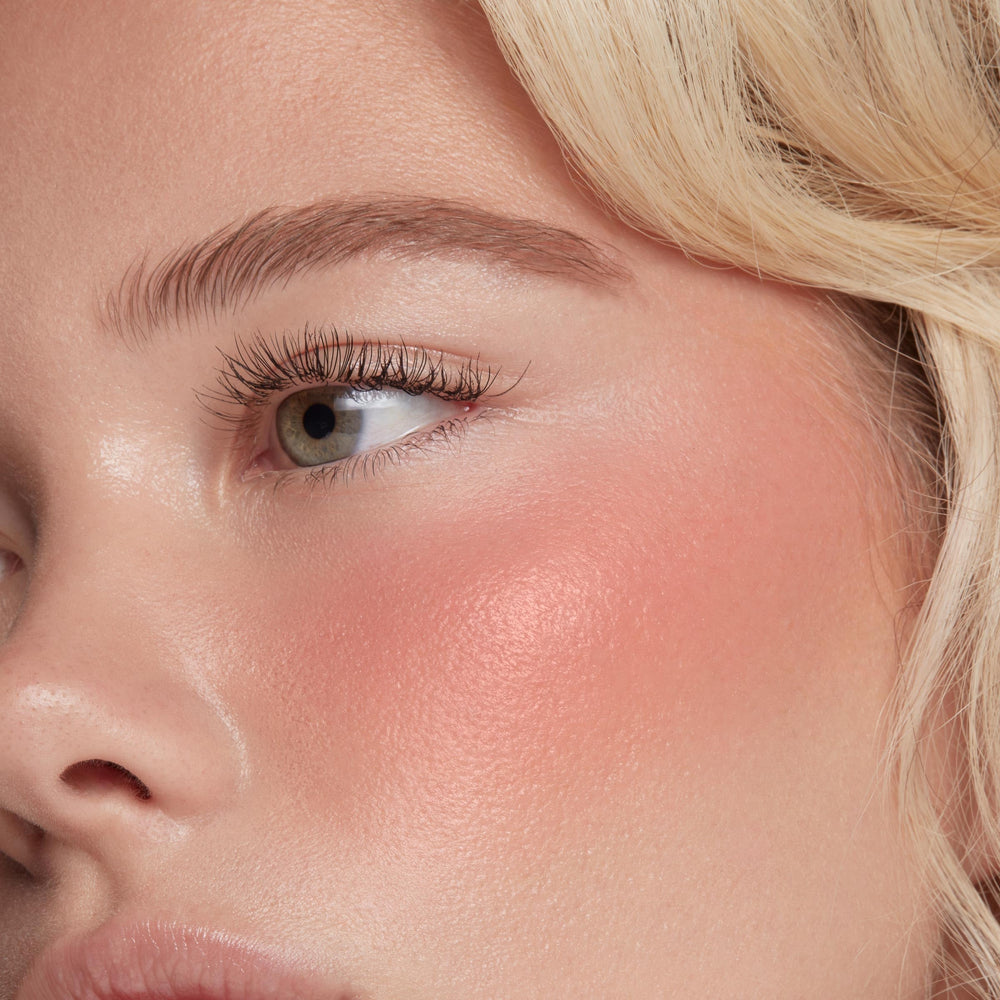 Essai sur la joue montrant un teint rosé naturel et lumineux.