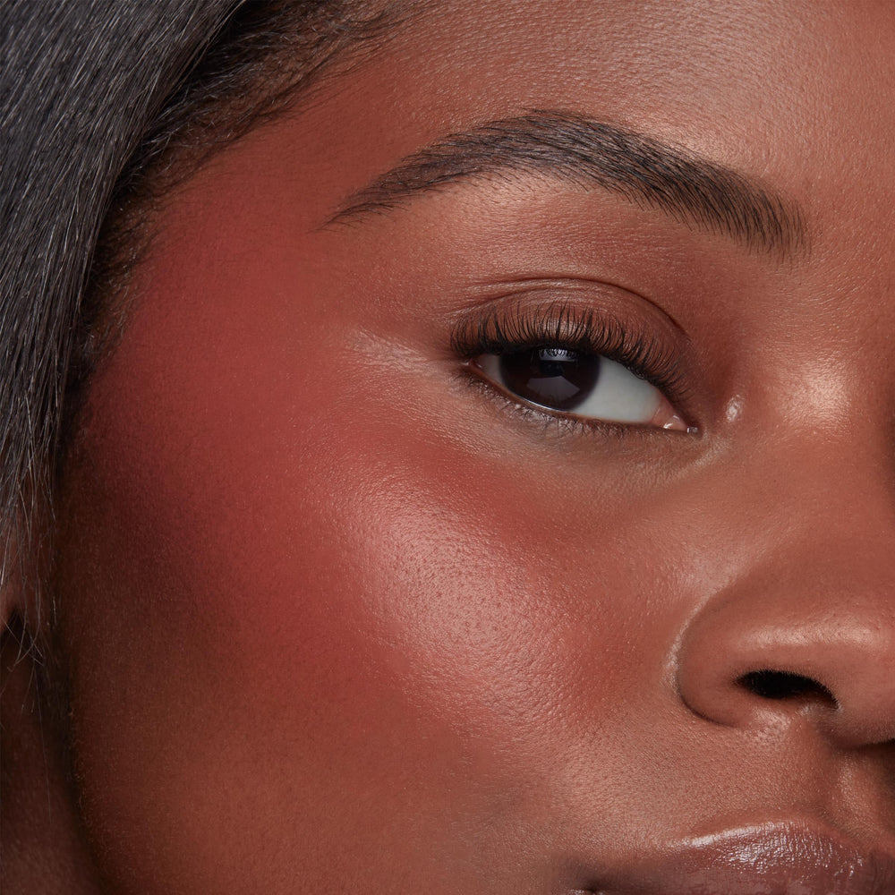 Échantillon swatch ColourPop Blush Liquide, éclat naturel visible.