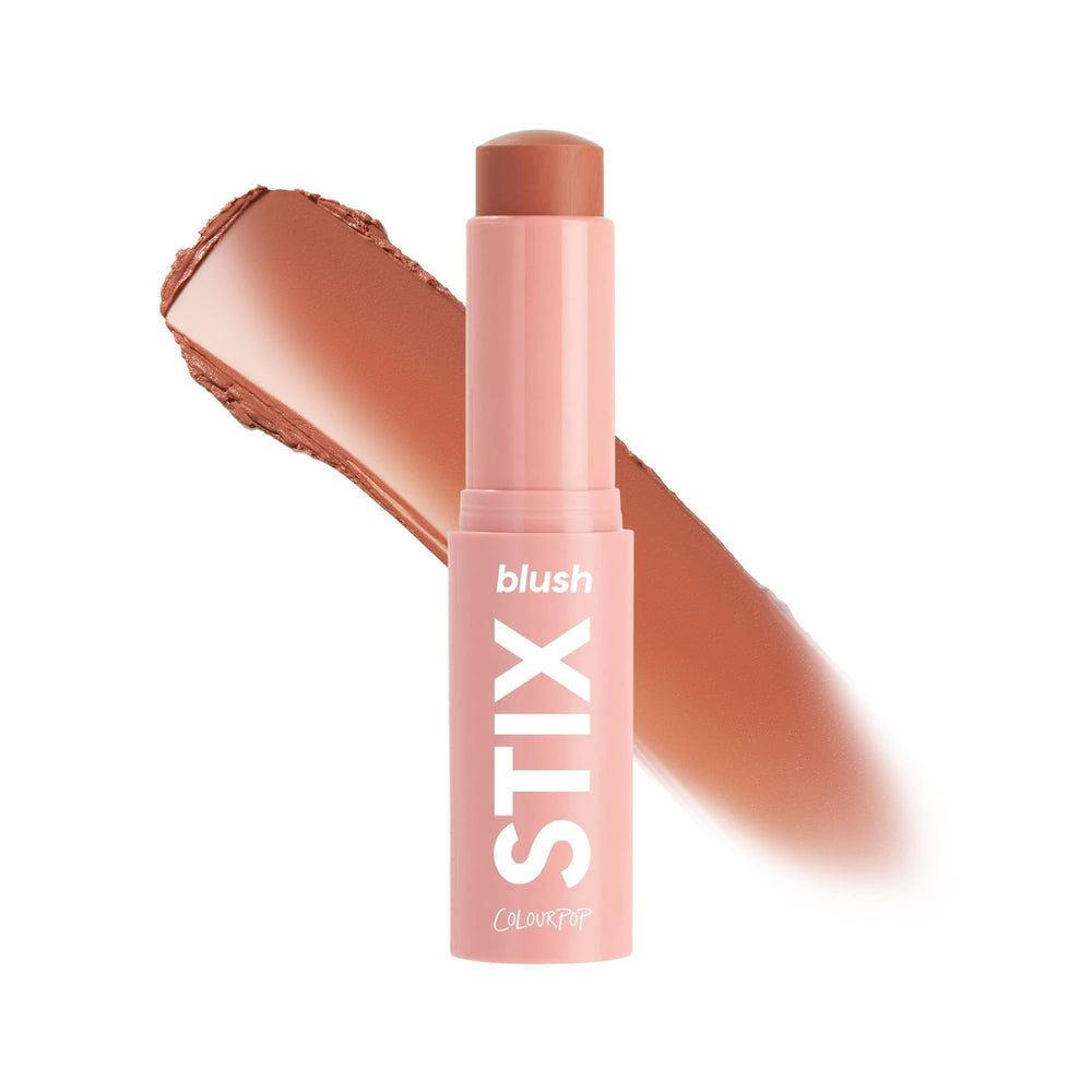ColourPop Blush Stix en application sur les joues pour un éclat naturel.