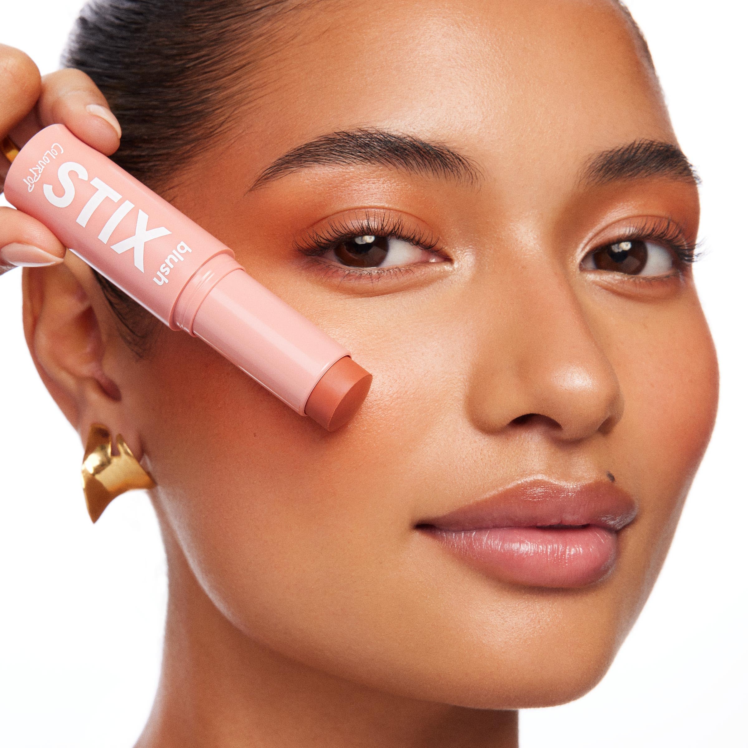 Éclat doux et naturel apporté par ColourPop Blush Stix sur les joues.