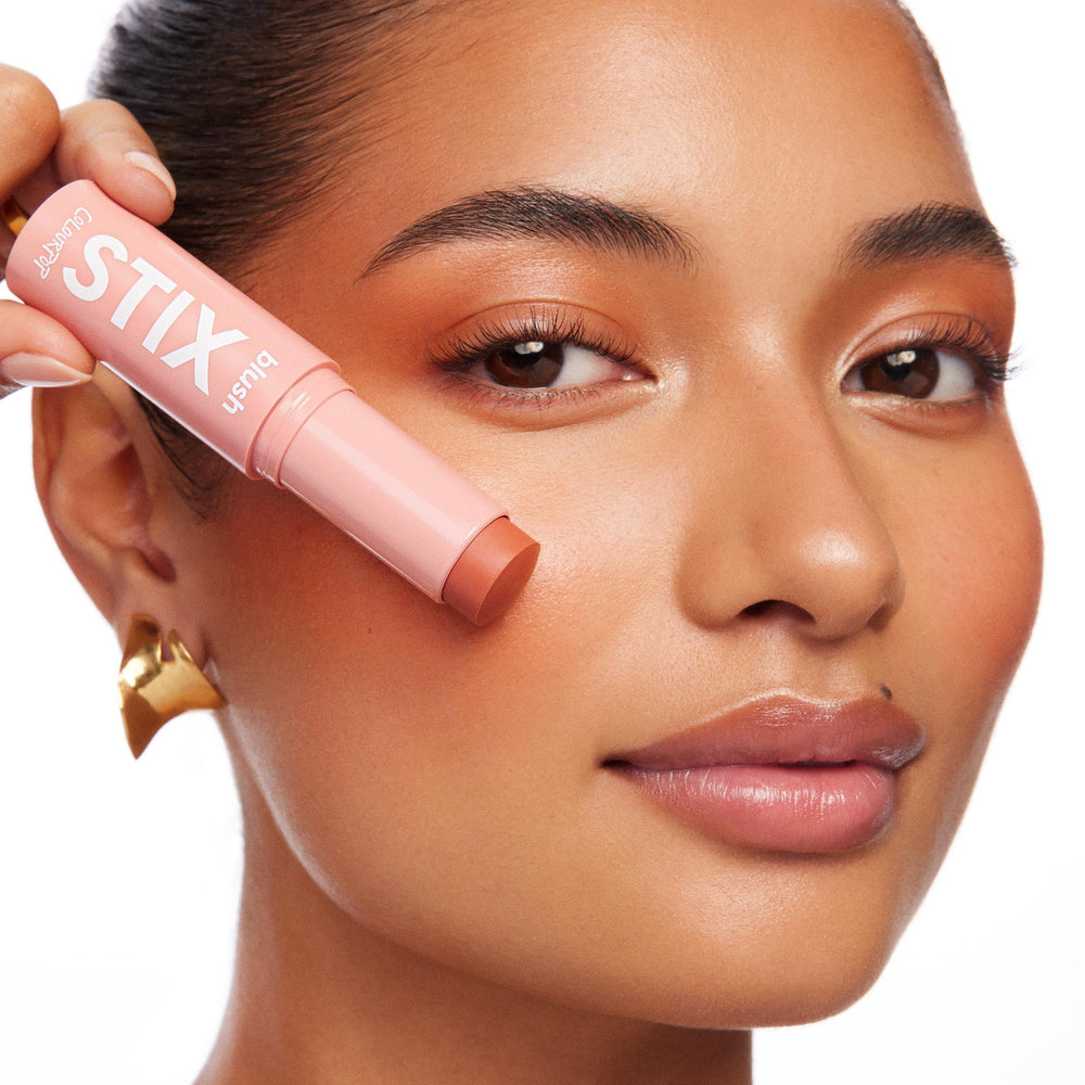 Éclat doux et naturel apporté par ColourPop Blush Stix sur les joues.