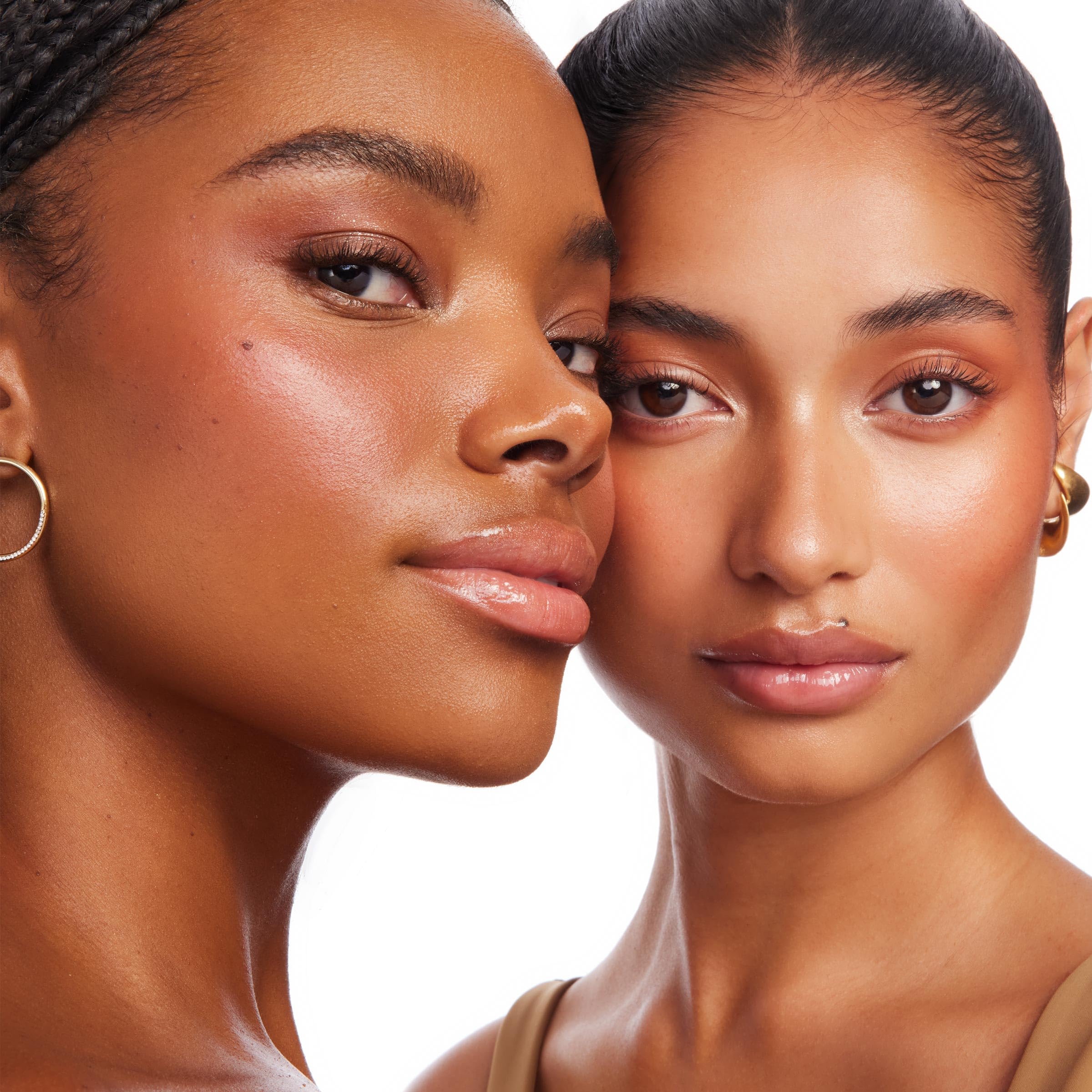 Finition mate du bronzer crème ColourPop qui se fond sans brillance.