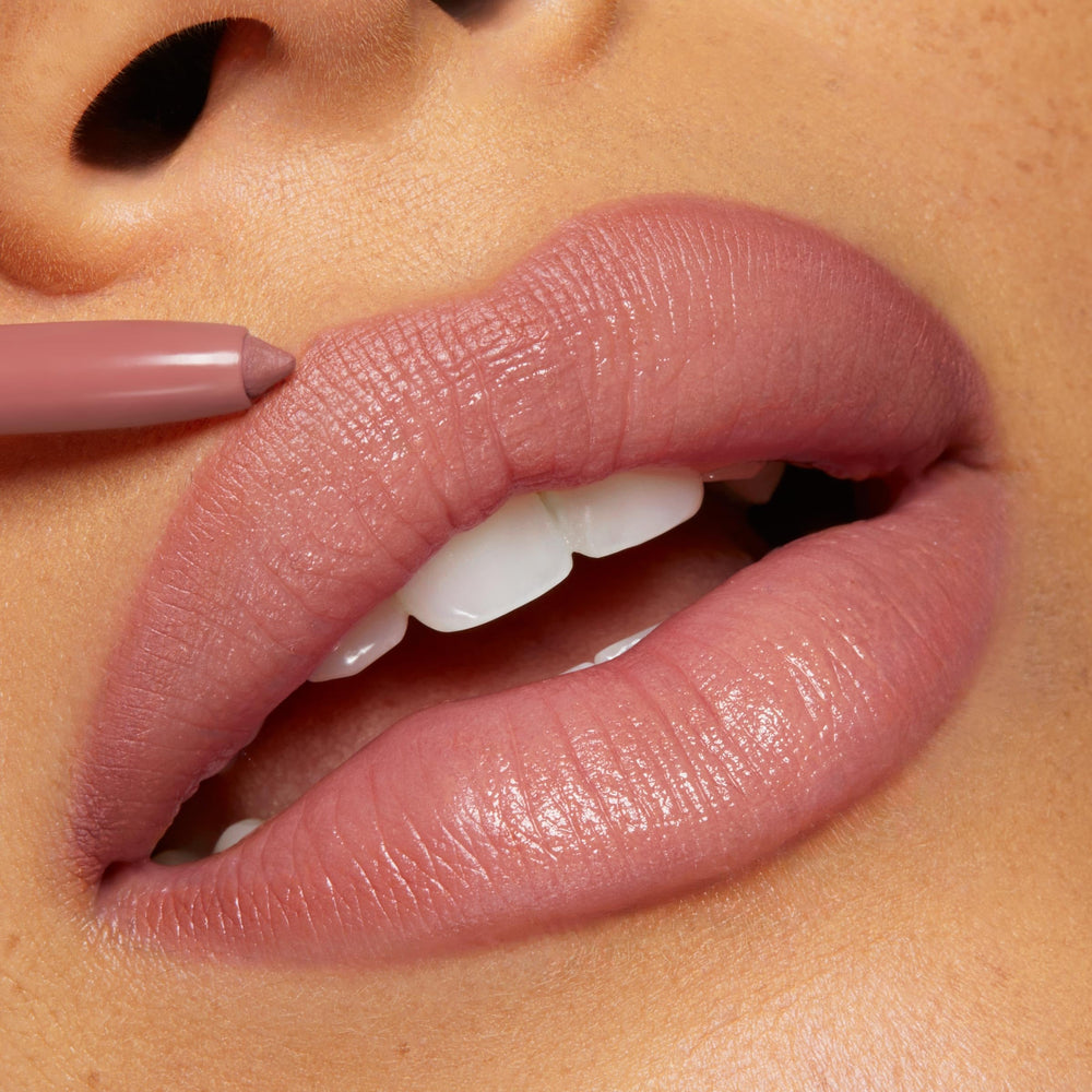 Crayon contour ColourPop mise en forme du sourire pour un look affirmé.