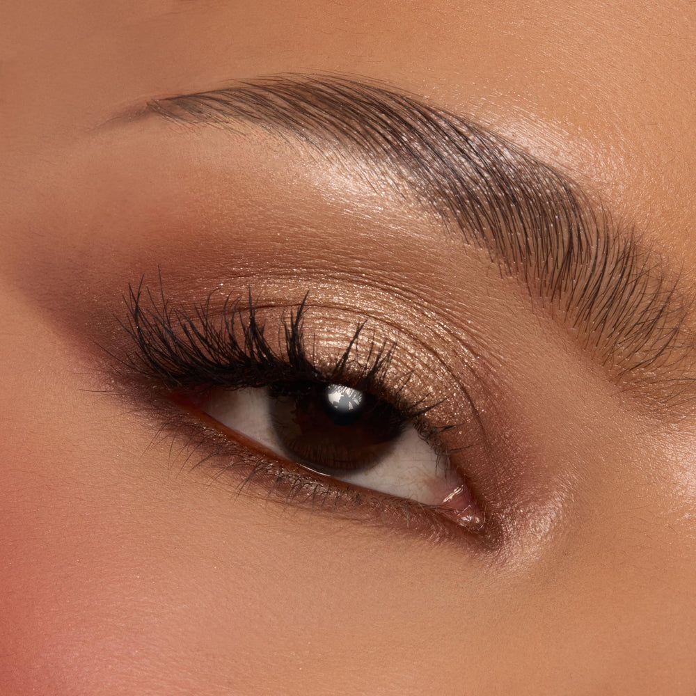 Texture veloutée ColourPop Deja Brew pour une application homogène.