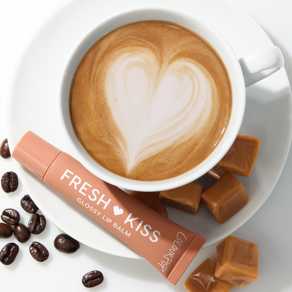 Application facile du baume ColourPop Fresh Kiss sur les lèvres.