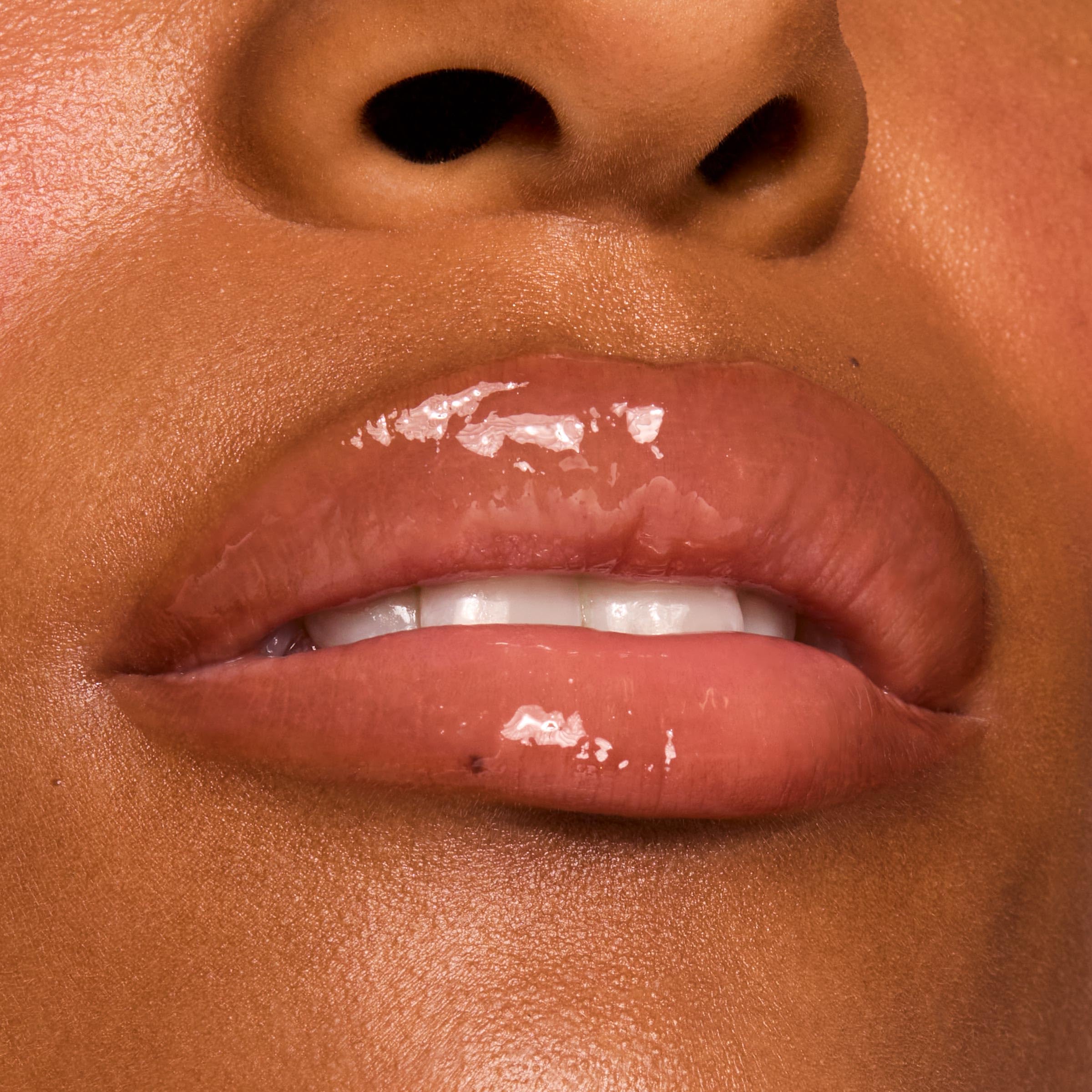Péptides et beurre de karité nourrissent ColourPop Fresh Kiss.