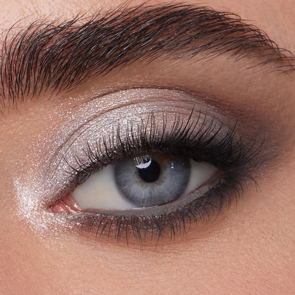 Effet paillettes ColourPop Precious Metals pour un regard scintillant.