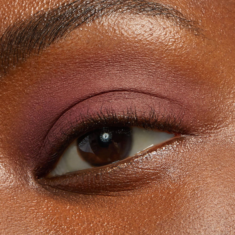 Base ombre ColourPop Shadow Stix pour intensifier la couleur.