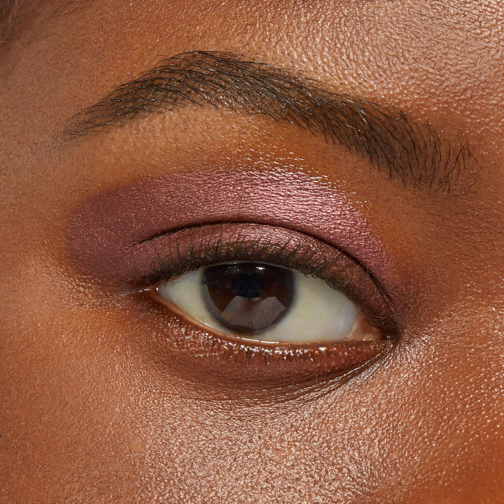 Shadow Stix peut servir de base ou d’ombre polyvalente.