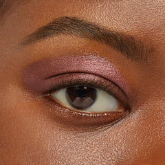 Shadow Stix peut servir de base ou d’ombre polyvalente.
