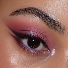Teintes matte et rose de ColourPop Smoke N Roses pour un regard audacieux.