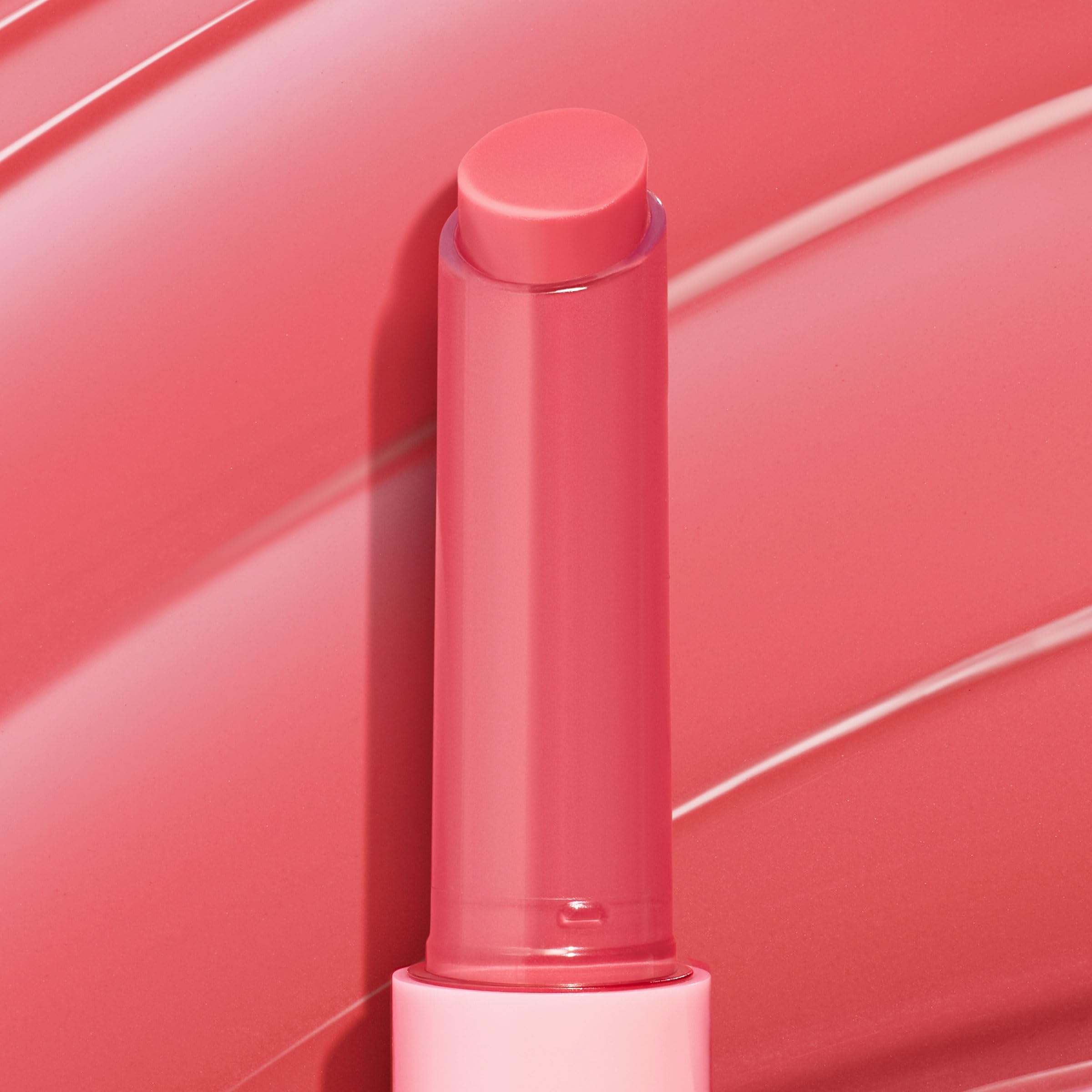 Application fluide ColourPop So Juicy Guava Glaze sur les lèvres.