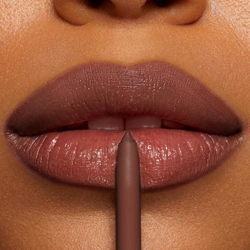 Crayon rétractable ColourPop, idéal pour retouches en déplacement.