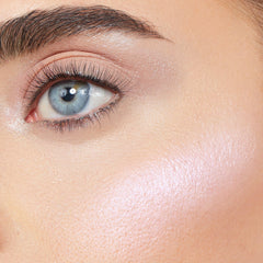 Couleur modulable selon l’intensité désirée avec ColourPop Twilight Illuminateur.