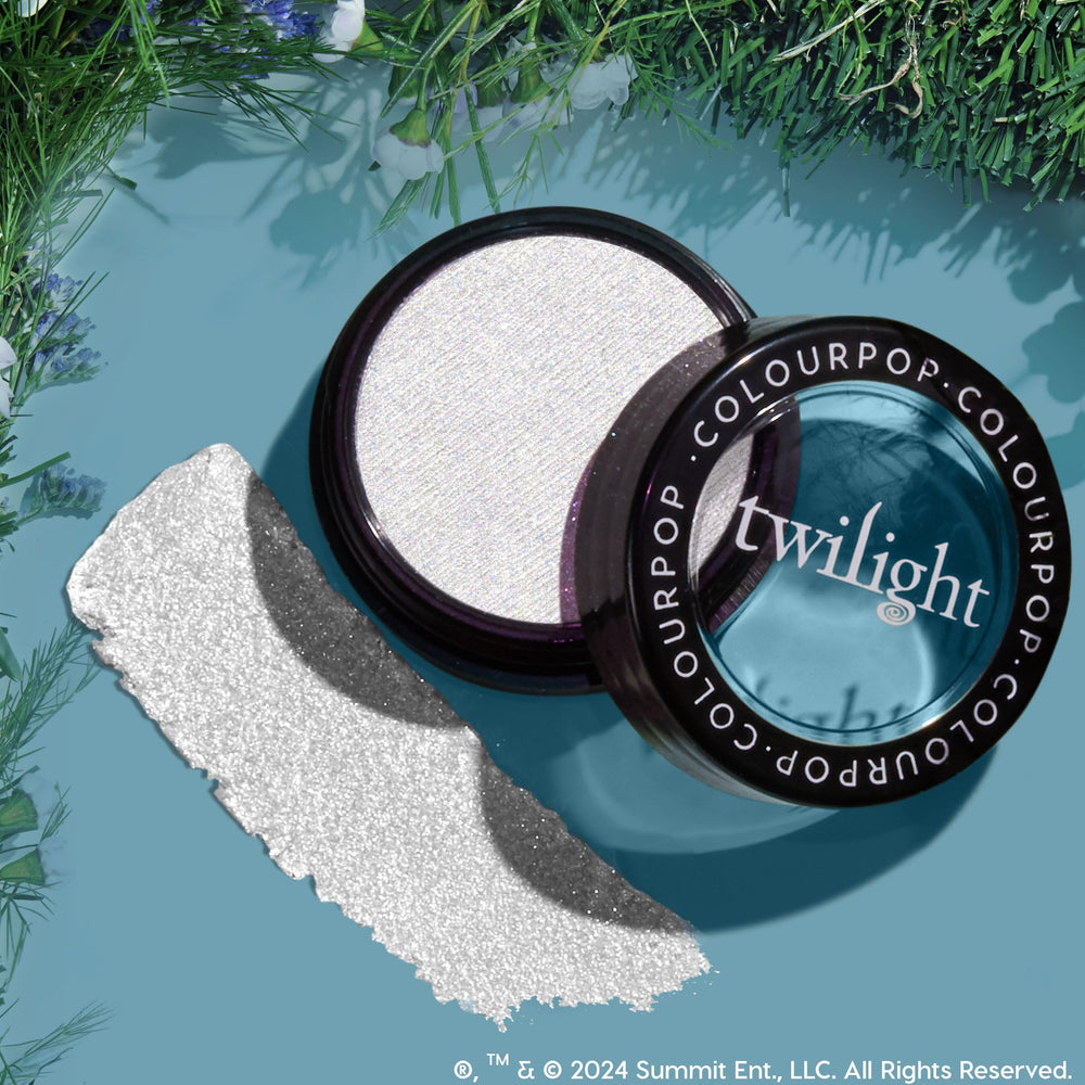Texture crème-poudre légère pour un fini soyeux et frais.