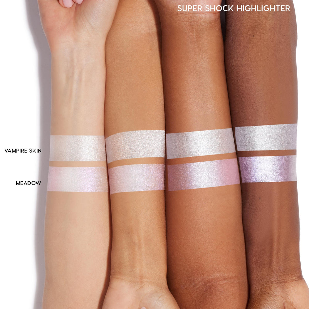 Finition naturelle et douce du ColourPop Twilight Illuminateur, facile à estomper.