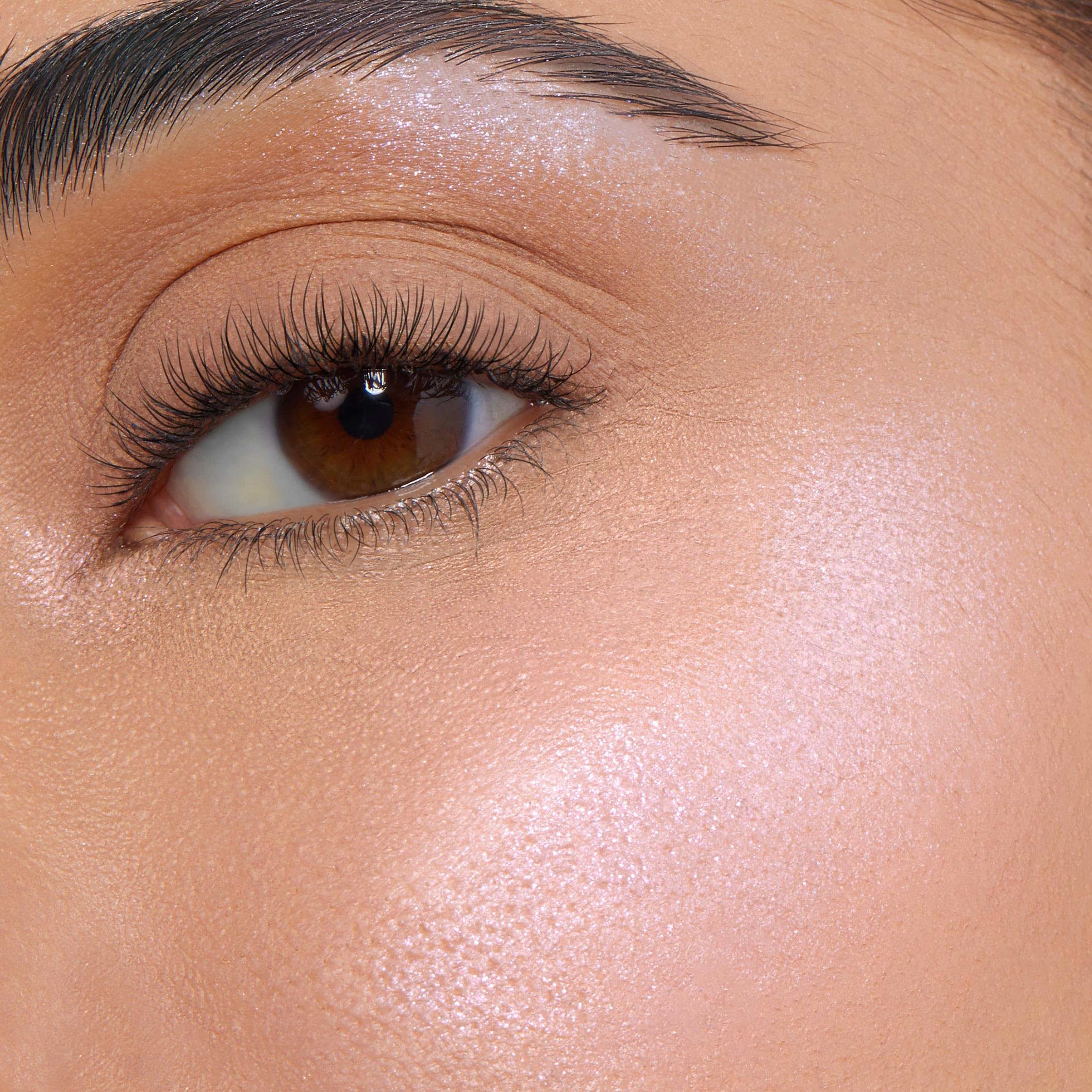 Application doigts ColourPop Twilight Meadow pour une couleur plus intense.