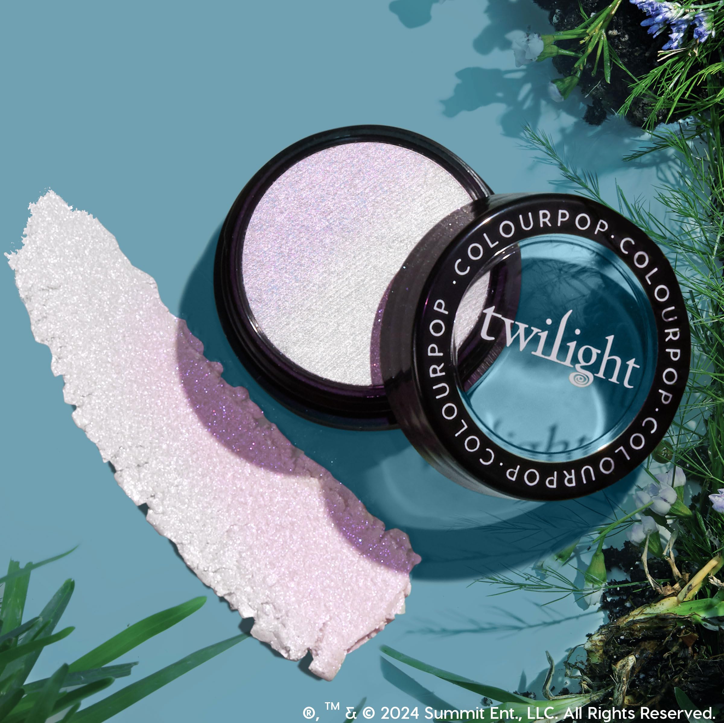 Application pinceau ColourPop Twilight Meadow pour un fini doux et aérien.