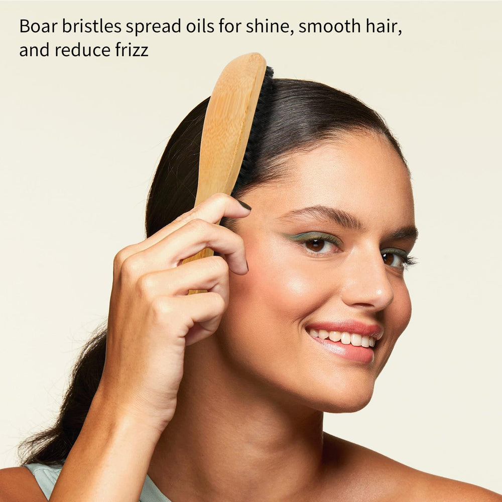 Brosse anti-frizz Combetter prolonge la brillance sans tirer les mèches.