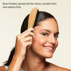 Brosse anti-frizz Combetter prolonge la brillance sans tirer les mèches.