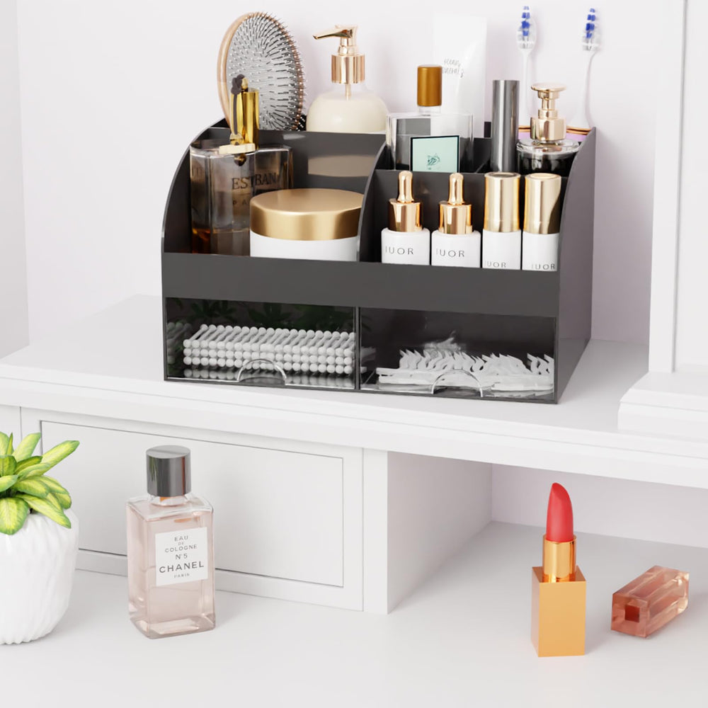 COMFYROOM organise le maquillage sur le comptoir noir pour une solution prête à l'emploi.
