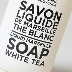 Notes de thé blanc et agrumes promettant une fragrance fraîche et raffinée.