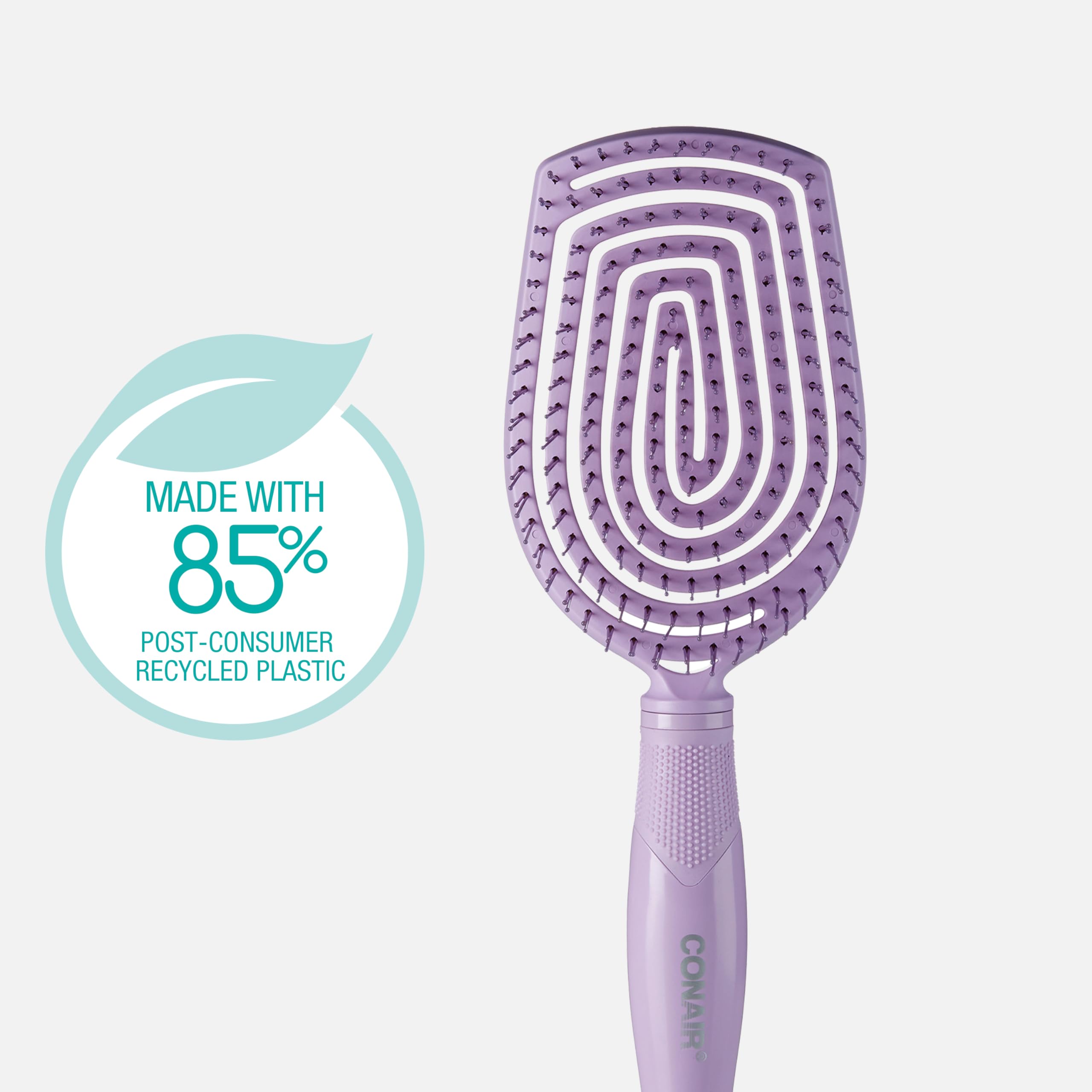 Conair masse le cuir chevelu grâce à la tête flexible.