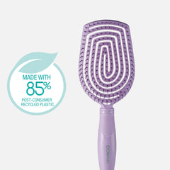 Conair masse le cuir chevelu grâce à la tête flexible.