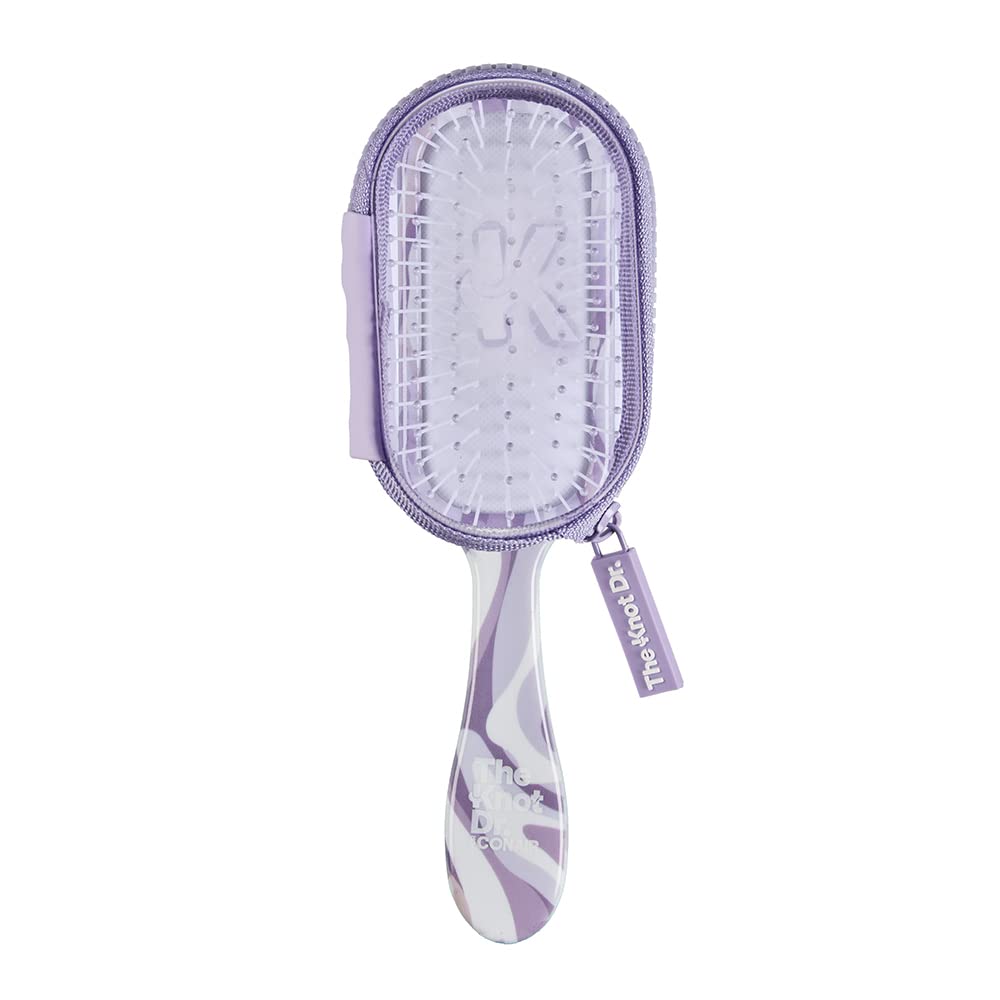 La brosse Knot Dr Conair violette, compacte et idéale pour démêler en voyage.