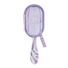 La brosse Knot Dr Conair violette, compacte et idéale pour démêler en voyage.