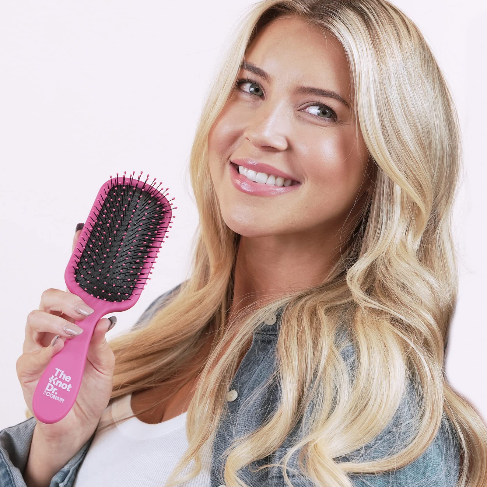 Knot Dr. Conair est idéal pour le coiffage au sèche-cheveux.