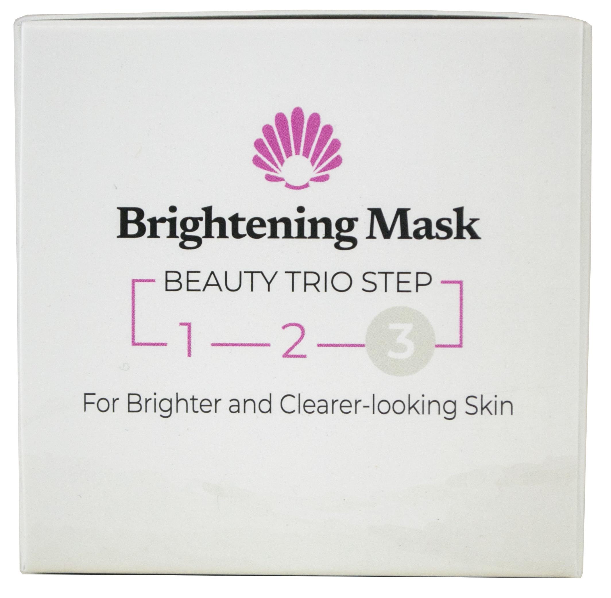 Application douce du masque sur le visage comme rituel soin.