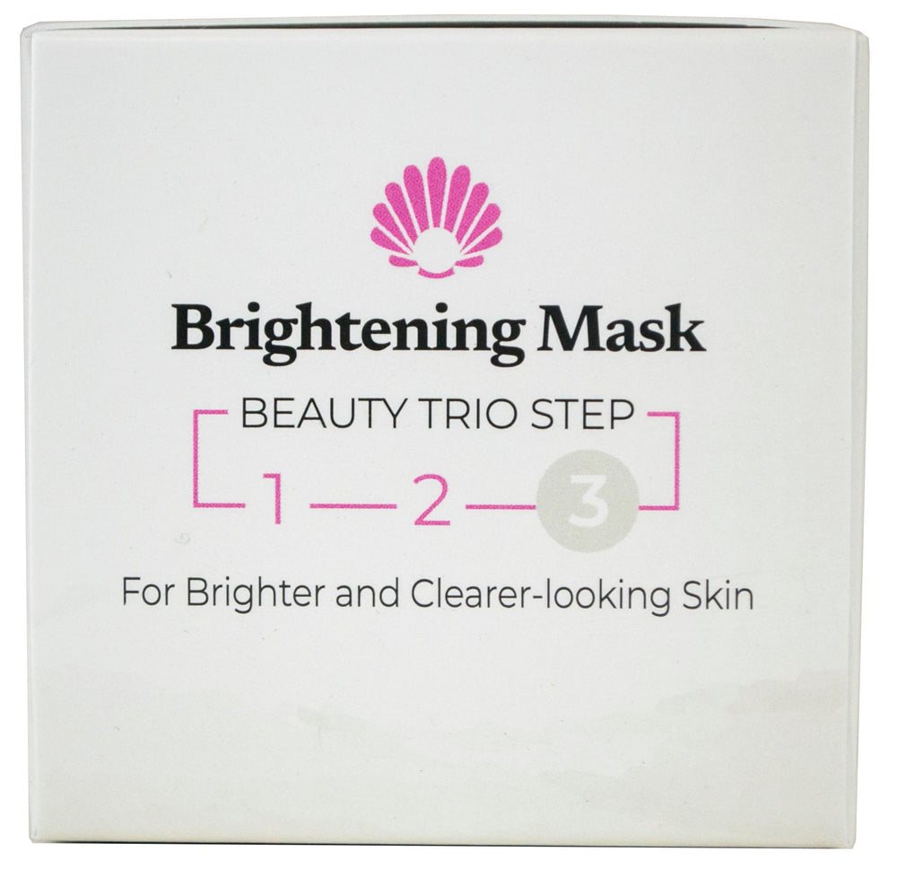 Application douce du masque sur le visage comme rituel soin.