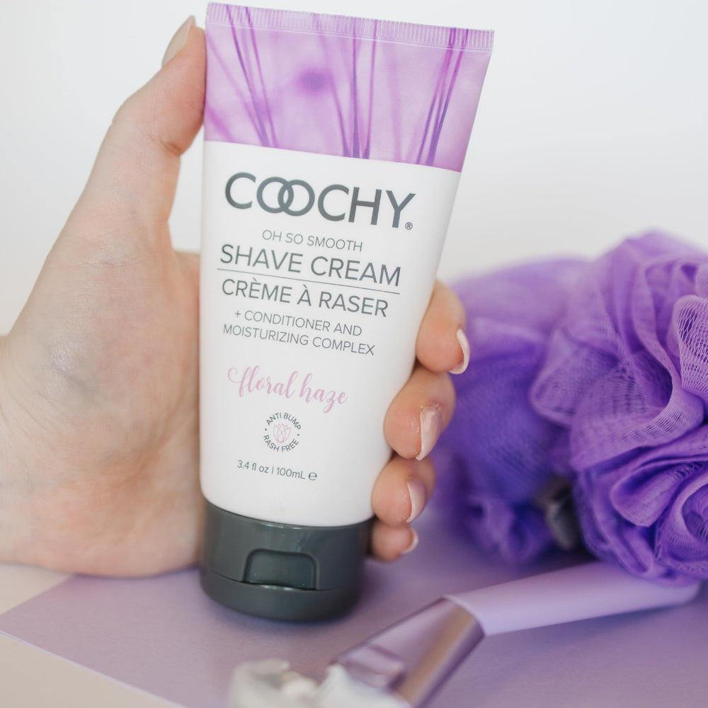 Glisse du rasoir douce avec Coochy Shave Cream pour une finition lisse.
