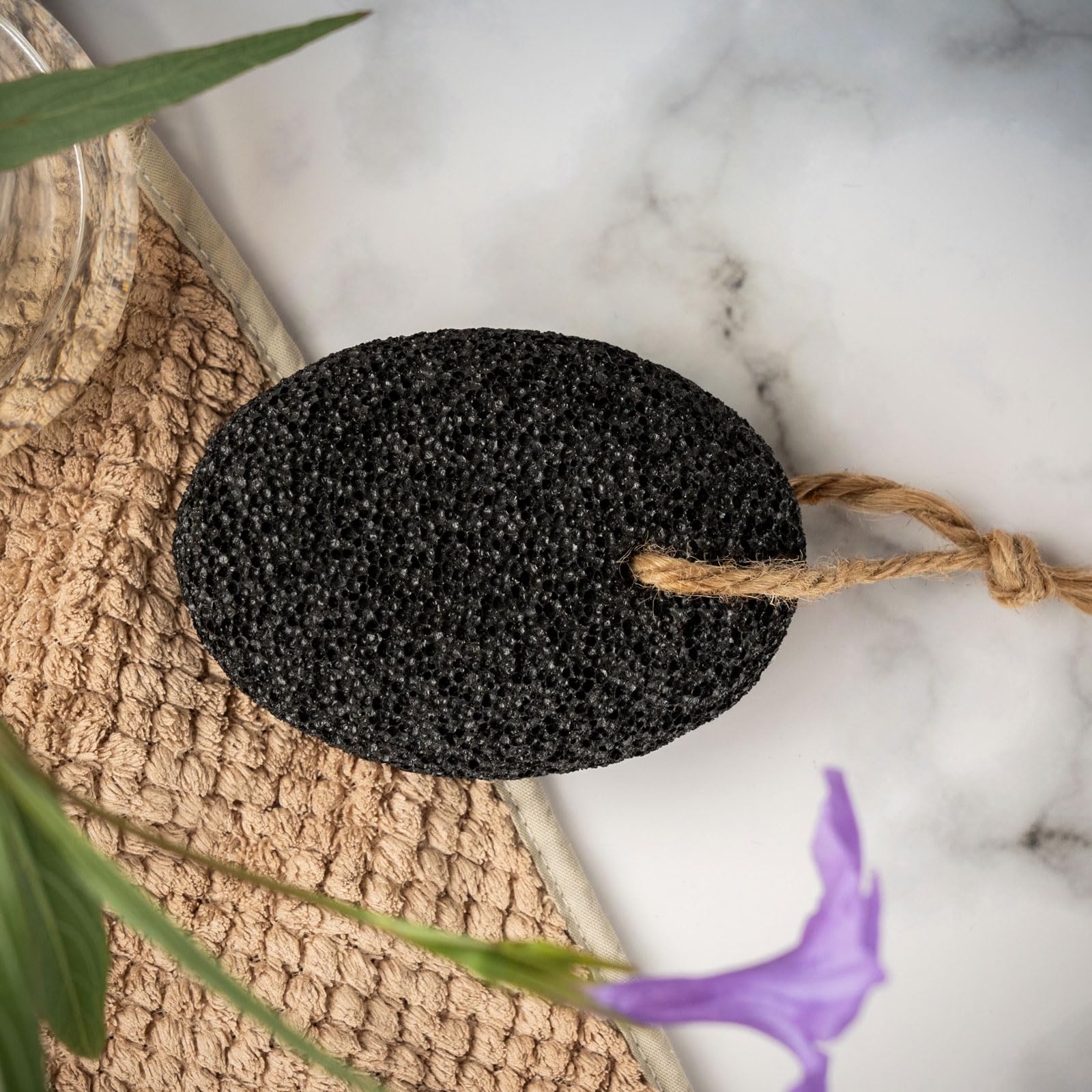 Nettoyage en profondeur des pieds et des mains avec la pierre ponce volcanique naturelle