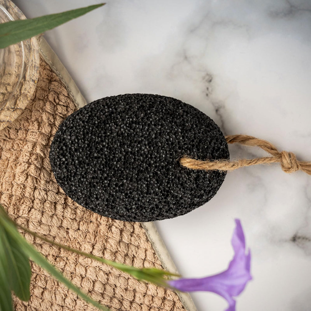Nettoyage en profondeur des pieds et des mains avec la pierre ponce volcanique naturelle