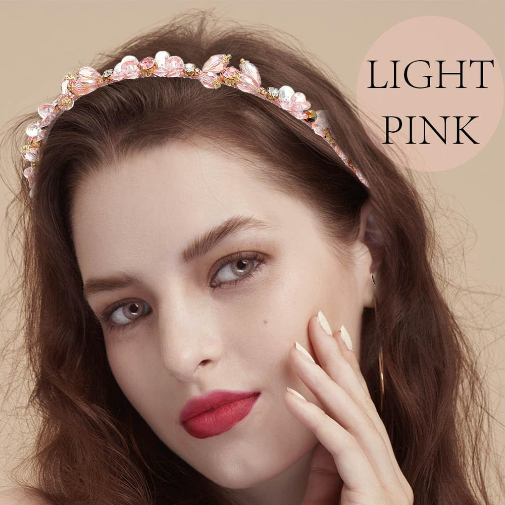 Coridy bandeau-cheveux baroque rose cristal pour compléter une tenue chic.