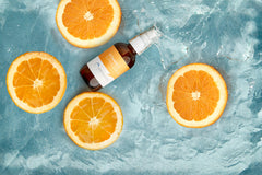 Cosmedica Skincare Vitamine C Super Serum – goutte appliquée pour un teint uniforme et frais